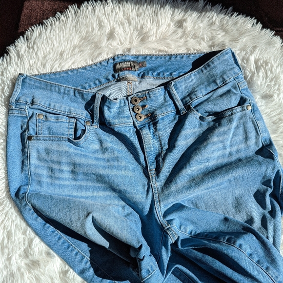 Torrid super soft crop jeans women's size 16 - Picture 3 of 7
